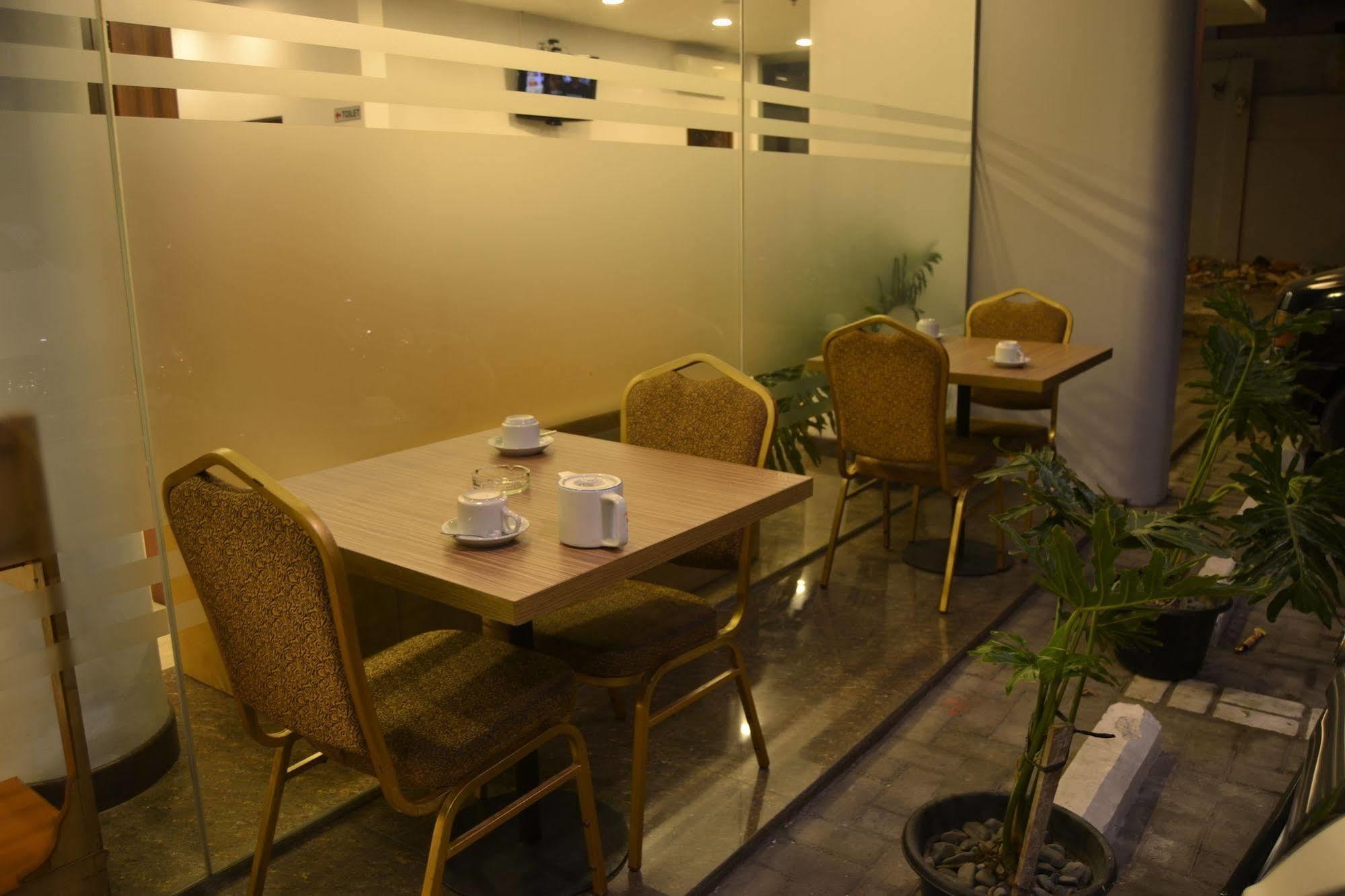 J Hotel Medan Extérieur photo